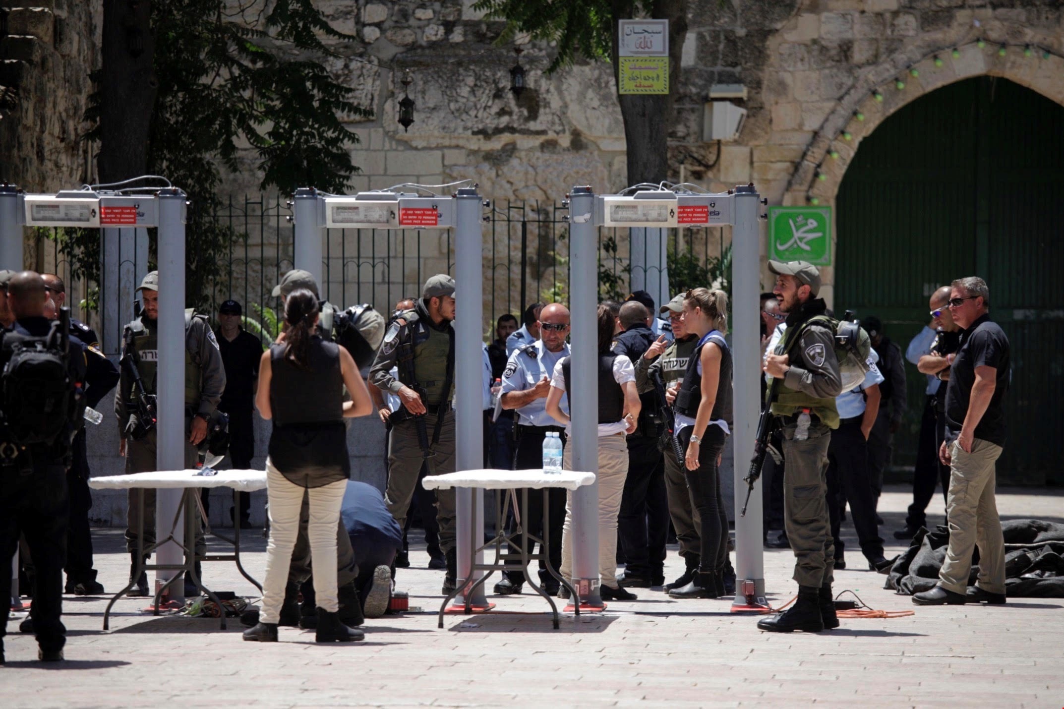 ردود أفعال فلسطينية مستنكرة لإعادة التنسيق الأمني بعد أزمة البوابات الإلكترونية ردود أفعال فلسطينية مستنكرة لإعادة التنسيق الأمني بعد أزمة البوابات الإلكترونية