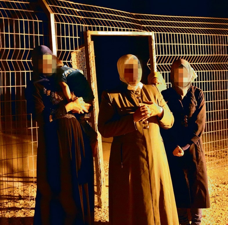 ضابط إسرائيلي: عندما يفهم المواطنون بأن إسرائيل تهتم بهم سيكون من الصعب اقناعهم بأننا نحن العدو الذي يريد ابادتهم ضابط إسرائيلي: عندما يفهم المواطنون بأن إسرائيل تهتم بهم سيكون من الصعب اقناعهم بأننا نحن العدو الذي يريد ابادتهم