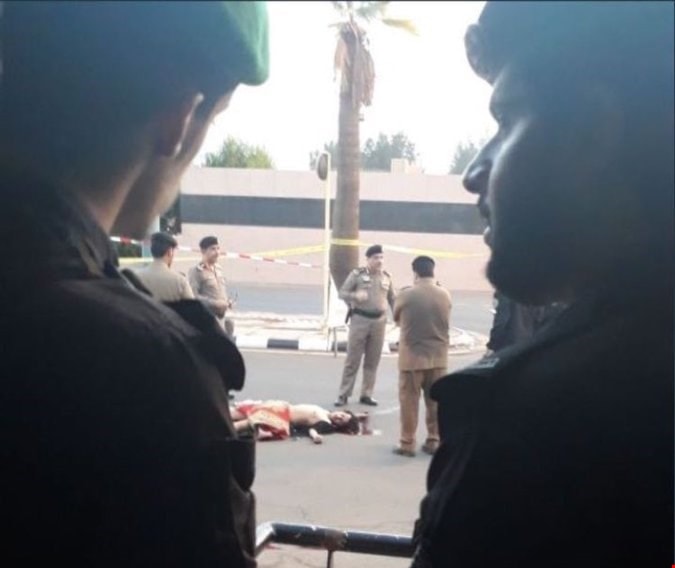 الداخلية السعودية تعلن مقتل المهاجم وهو سعودي الجنسية الداخلية السعودية تعلن مقتل المهاجم وهو سعودي الجنسية