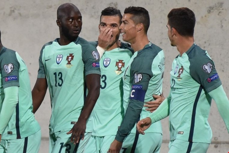 رونالدو محتفلاً مع زملائه بهدفه (أ ف ب) رونالدو محتفلاً مع زملائه بهدفه (أ ف ب)