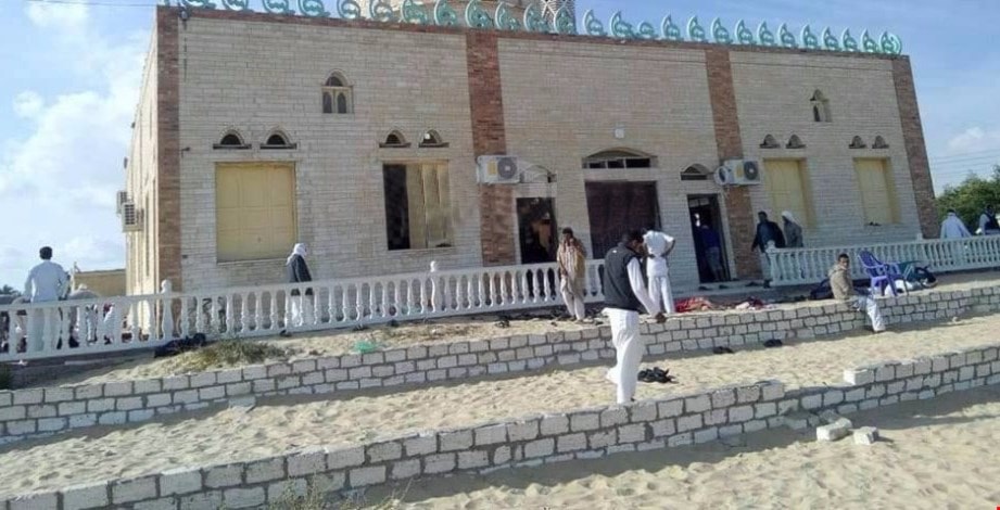 المسلّحون قاموا بإشعال النيران في السيارات وإطلاق النار على المصلّين داخل المسجد المسلّحون قاموا بإشعال النيران في السيارات وإطلاق النار على المصلّين داخل المسجد