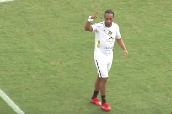 لم يفقد رونالدينيو سحره لم يفقد رونالدينيو سحره