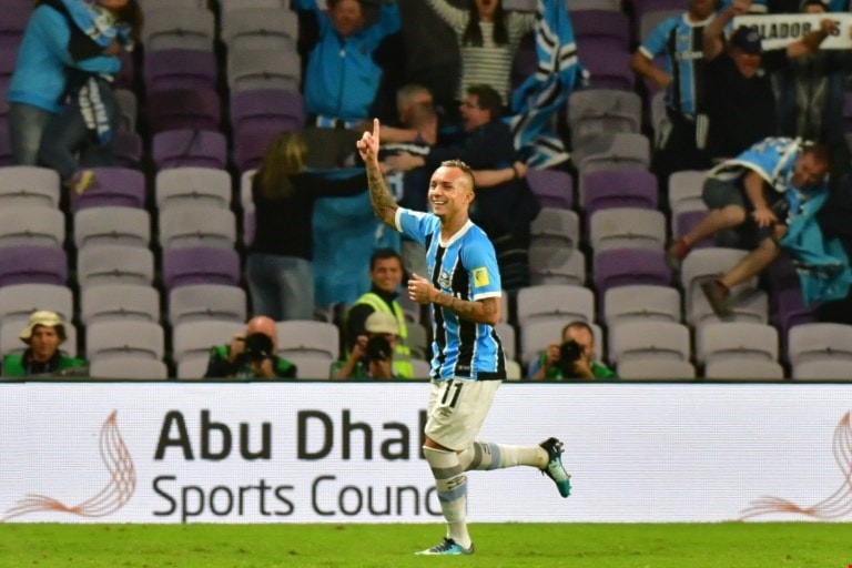 ويدين غريميو بهدف الفوز للاعبه البديل إيفرتون في الدقيقة 95 (أ ف ب) ويدين غريميو بهدف الفوز للاعبه البديل إيفرتون في الدقيقة 95 (أ ف ب)