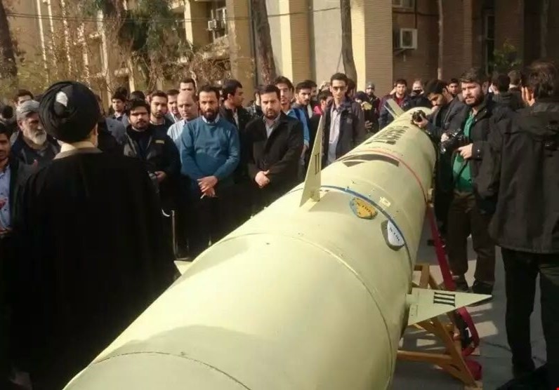 تم عرض الصاروخ الباليستي أمام طلبة إحدى الجامعات الإيرانية في طهران تم عرض الصاروخ الباليستي أمام طلبة إحدى الجامعات الإيرانية في طهران