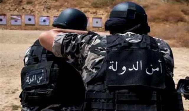 قامت دورية من "أمن الدولة" بتوقيف سوري اعترف بالانتماء إلى "النصرة" في بلدة عرسال اللبنانية قامت دورية من "أمن الدولة" بتوقيف سوري اعترف بالانتماء إلى "النصرة" في بلدة عرسال اللبنانية