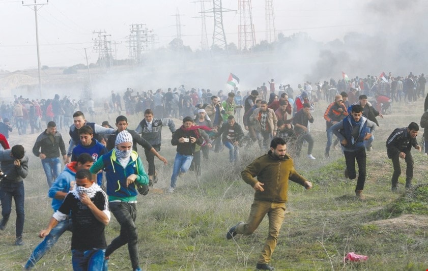 وصل الشبّان الفلسطينيون إلى مسافات قريبة جداً من مواقع الاحتلال المحاصرة لقطاع غزة وصل الشبّان الفلسطينيون إلى مسافات قريبة جداً من مواقع الاحتلال المحاصرة لقطاع غزة