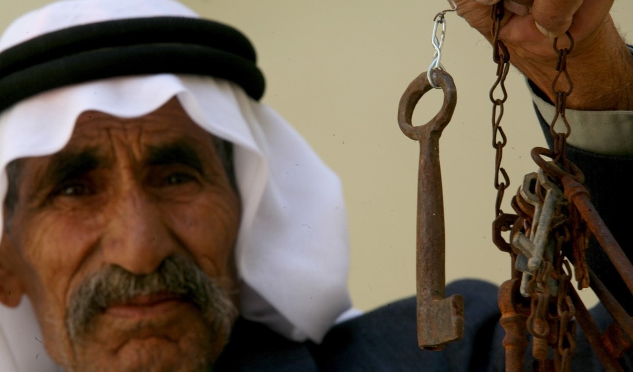 يبدو أن البحث عن دولة قد أزاح الثابتين الفلسطينيين ليصبح هناك ثابت جديد وهو إقامة الدولة يبدو أن البحث عن دولة قد أزاح الثابتين الفلسطينيين ليصبح هناك ثابت جديد وهو إقامة الدولة