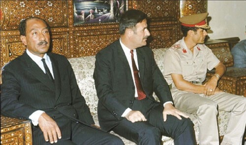 العقيد معمر القذافي والرئيس حافظ الأسد والرئيس أنور السادات في صورة أرشيفية العقيد معمر القذافي والرئيس حافظ الأسد والرئيس أنور السادات في صورة أرشيفية