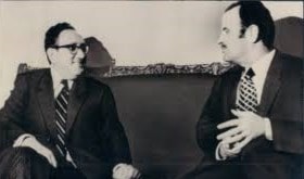 الأسد مستقبلاً كيسنجر في دمشق عام 1974 الأسد مستقبلاً كيسنجر في دمشق عام 1974
