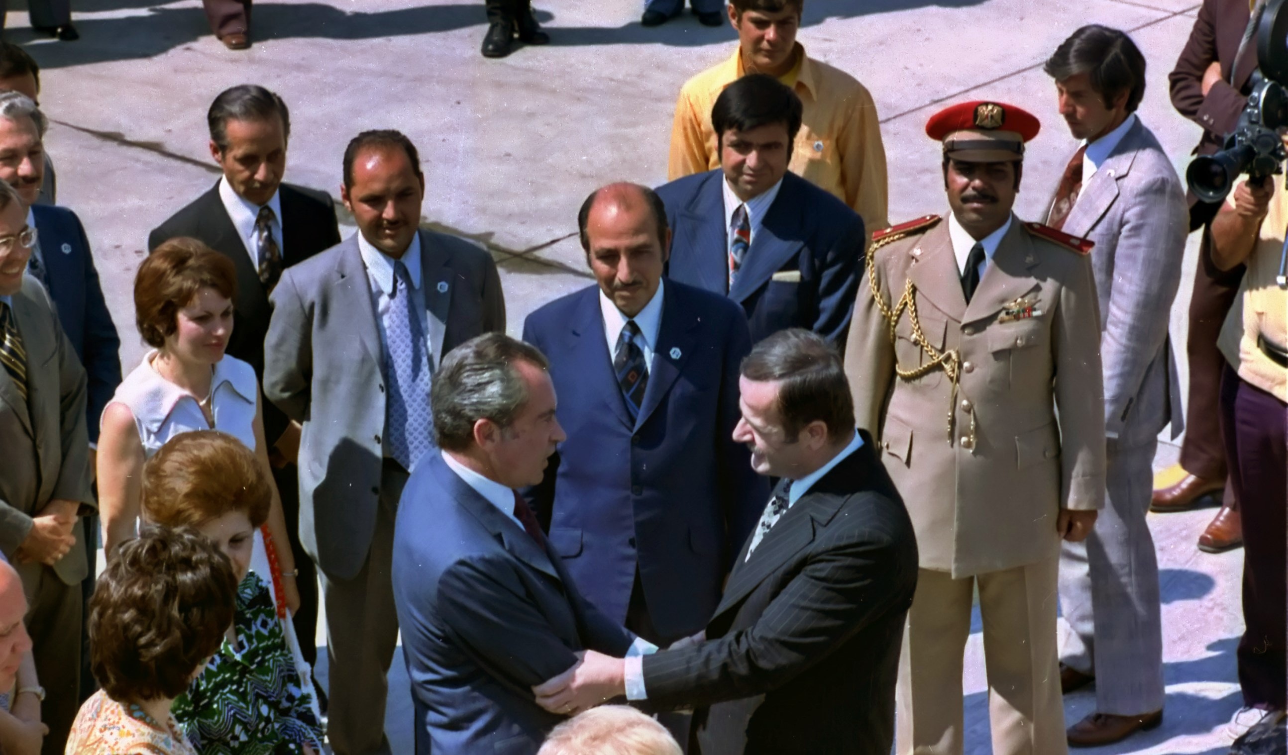 الأسد مستقبلاً الرئيس الأميركي نيكسون في دمشق عام 1974 الأسد مستقبلاً الرئيس الأميركي نيكسون في دمشق عام 1974