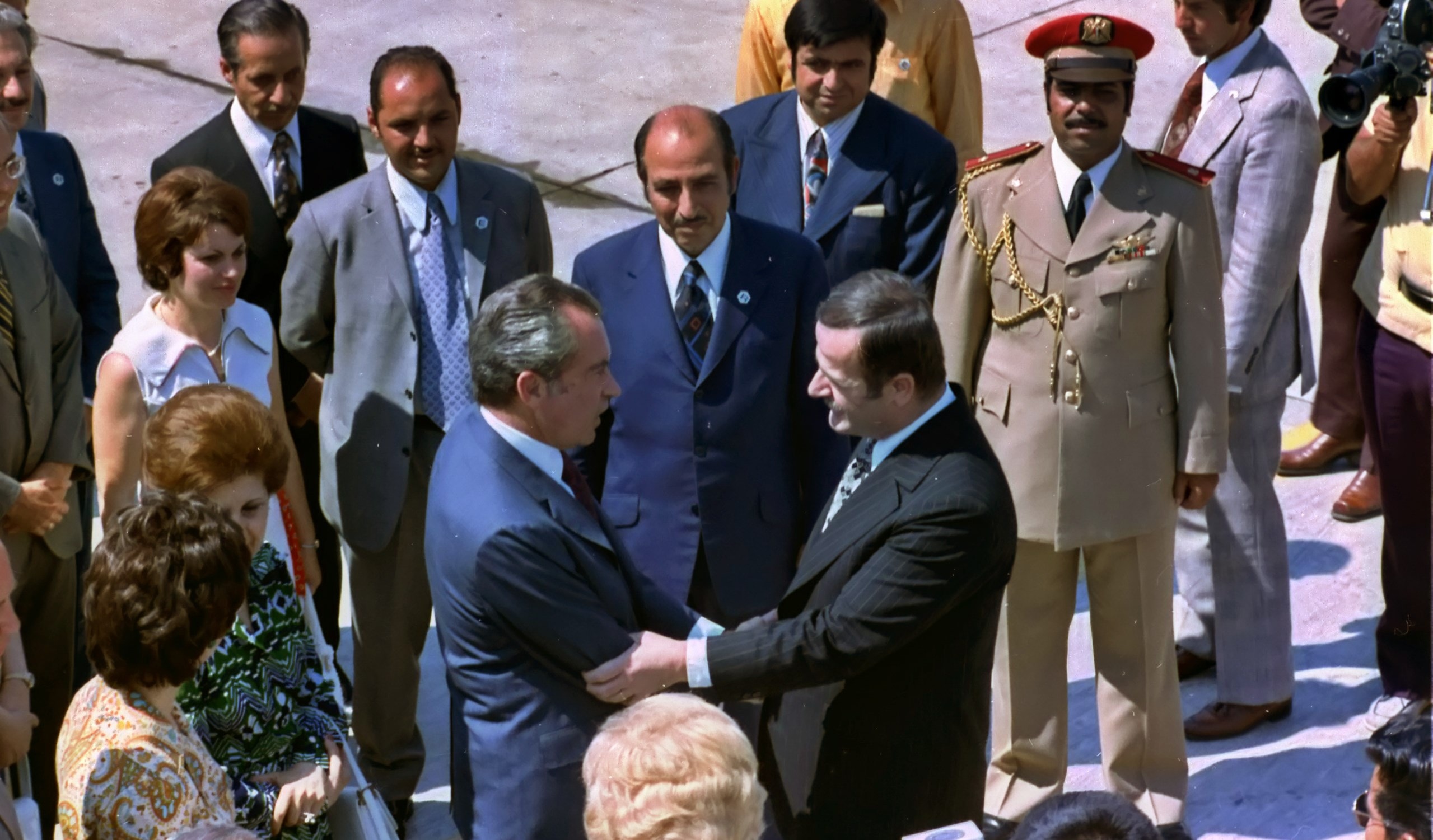 الرئيس حافظ الأسد خلال استقباله الرئيس الأميركي ريتشارد نيكسون في مطار دمشق عام 1974 الرئيس حافظ الأسد خلال استقباله الرئيس الأميركي ريتشارد نيكسون في مطار دمشق عام 1974