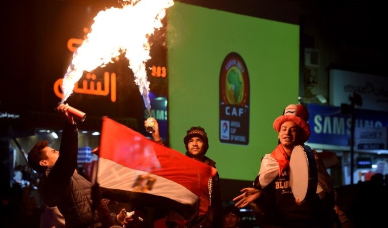 مصريون يحتفلون بالتأهل إلى النهائي القاري (أ ف ب) مصريون يحتفلون بالتأهل إلى النهائي القاري (أ ف ب)