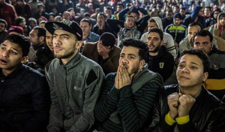 تجمع آلاف المصريين في الساحات العامة في القاهرة لمتابعة المباراة النهائية (أ ف ب) تجمع آلاف المصريين في الساحات العامة في القاهرة لمتابعة المباراة النهائية (أ ف ب)