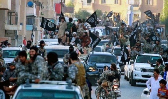 داعش فرض الزي الأفغاني في الرقة بهدف عدم تمييز الطائرات بين المسلّح والمدني داعش فرض الزي الأفغاني في الرقة بهدف عدم تمييز الطائرات بين المسلّح والمدني