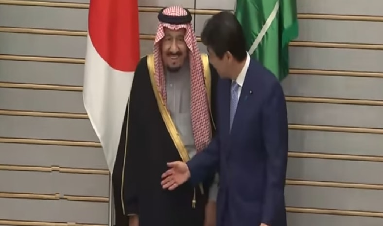 رئيس الوزراء الياباني حاول 4 مرات لفت انتباه الملك السعودي ليده الممدودة! رئيس الوزراء الياباني حاول 4 مرات لفت انتباه الملك السعودي ليده الممدودة!
