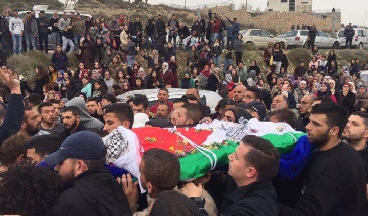 دعا المشيّعون السلطة الفلسطينية إلى وقف التنسيق الأمني مع إسرائيل دعا المشيّعون السلطة الفلسطينية إلى وقف التنسيق الأمني مع إسرائيل