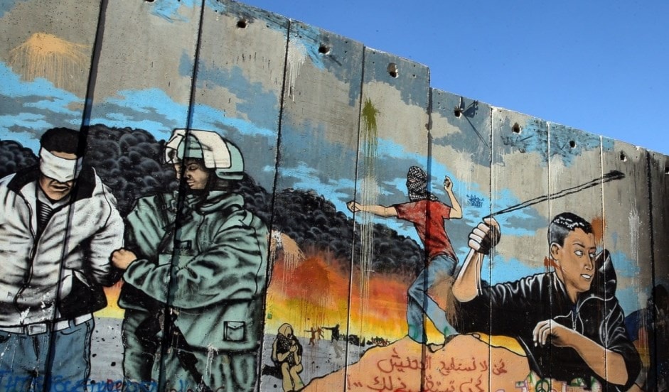 حاولت النخب الثقافية الفلسطينية في زمن أوسلو بشتى الطرق اجتراح معادلات تتيح لها خلق مساحة خاصة بها حاولت النخب الثقافية الفلسطينية في زمن أوسلو بشتى الطرق اجتراح معادلات تتيح لها خلق مساحة خاصة بها