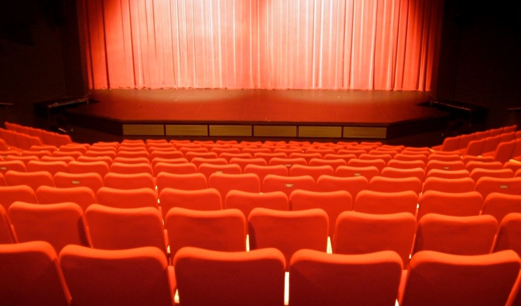 مسرح نموذجي خال من الجمهور والممثلين مسرح نموذجي خال من الجمهور والممثلين