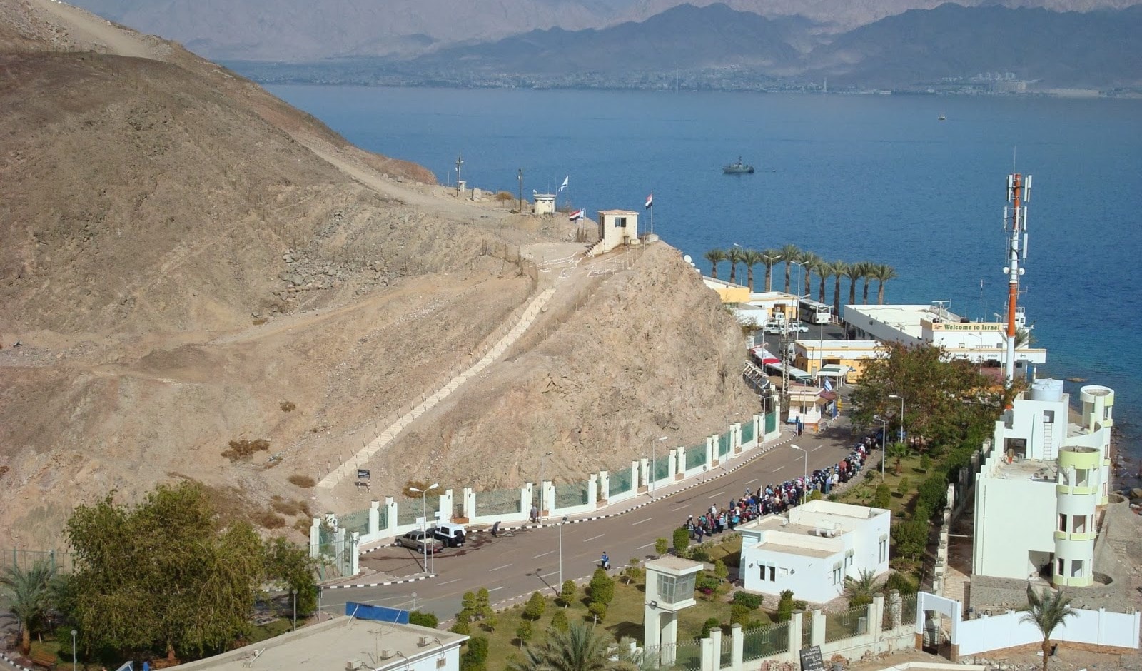 الجيش المصر يجابه يومياً الجماعات المسلحة في محافظة شمال سيناء الجيش المصر يجابه يومياً الجماعات المسلحة في محافظة شمال سيناء
