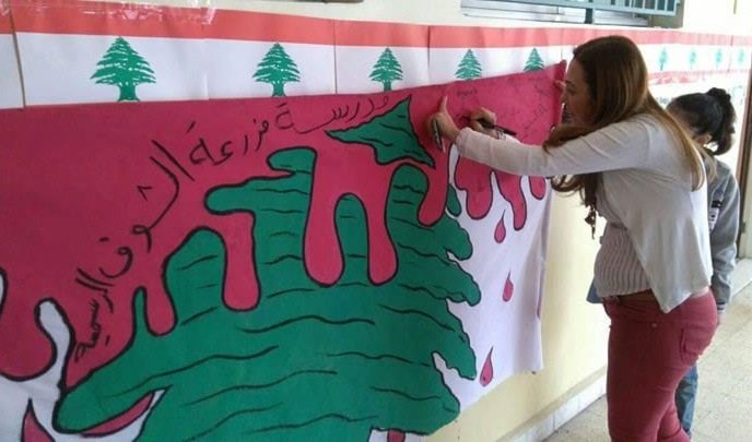 ترفد المديرة طلابها بتطلعاتهم ونشاطاتهم ترفد المديرة طلابها بتطلعاتهم ونشاطاتهم