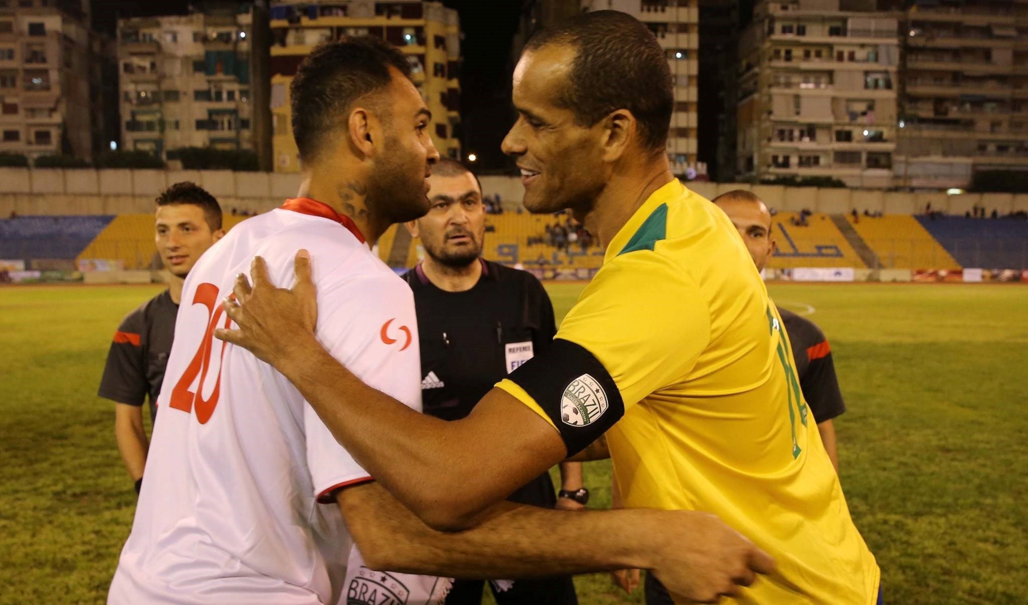 النجم البرازيلي السابق ريفالدو مع قائد منتخب لبنان السابق رضا عنتر (فايسبوك) النجم البرازيلي السابق ريفالدو مع قائد منتخب لبنان السابق رضا عنتر (فايسبوك)