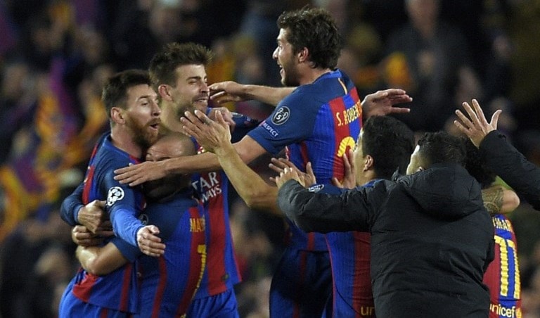 لاعبو برشلونة يحتفلون بالفوز والتأهل (أ ف ب) لاعبو برشلونة يحتفلون بالفوز والتأهل (أ ف ب)