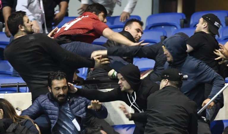 من الإشتباكات التي حصلت بين جماهير الفريقين (أ ف ب) من الإشتباكات التي حصلت بين جماهير الفريقين (أ ف ب)