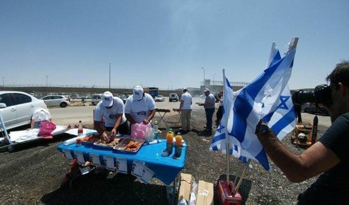 حفلة شواء يقيمها مستوطنون قرب سجن "عوفر"، لاستفزاز الأسرى الفلسطينيين المضربين عن الطعام. حفلة شواء يقيمها مستوطنون قرب سجن "عوفر"، لاستفزاز الأسرى الفلسطينيين المضربين عن الطعام.
