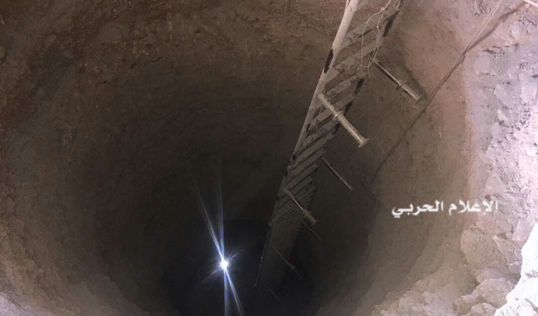 صورة تظهر العمق الكبير لأحد طرفي النفق المكتشف صورة تظهر العمق الكبير لأحد طرفي النفق المكتشف