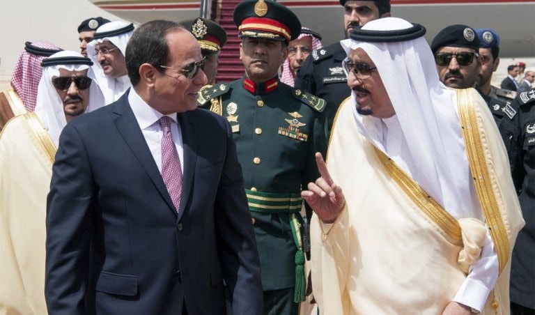 العاهل السعودي خلال استقباله الرئيس المصري في المطار (أ ف ب) العاهل السعودي خلال استقباله الرئيس المصري في المطار (أ ف ب)