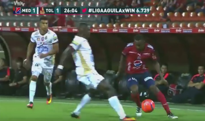 راوغ اللاعب 3 لاعبين بطريقة مهارية رائعة راوغ اللاعب 3 لاعبين بطريقة مهارية رائعة