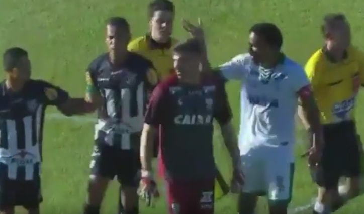 رغم سرقته الهدف لم يتوان اللاعب عن الإحتفال رغم سرقته الهدف لم يتوان اللاعب عن الإحتفال