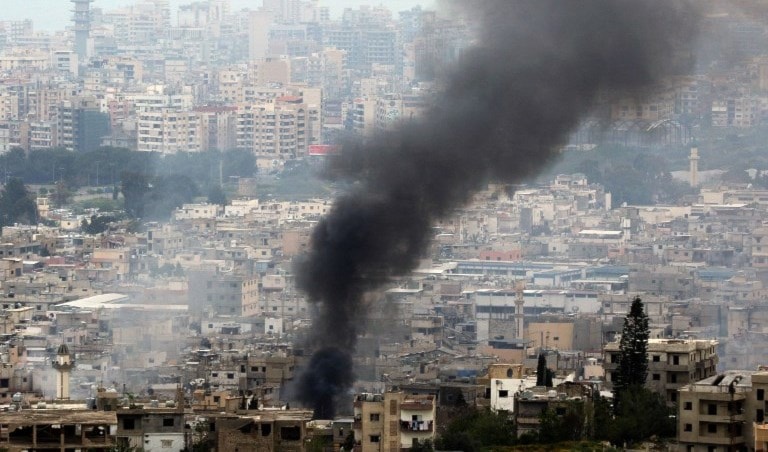 الاشتباكات في مخيم عين الحلوة راح ضحيتها 6 أشخاص و 30 جريحاً (أ ف ب) الاشتباكات في مخيم عين الحلوة راح ضحيتها 6 أشخاص و 30 جريحاً (أ ف ب)