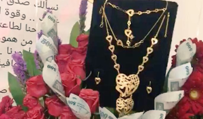 رجل سعودي يصالح زوجته بالمدرسة رجل سعودي يصالح زوجته بالمدرسة