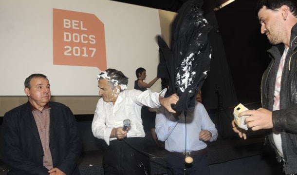 صاح الناشطون: أيها القاتل أخرج من بلغراد صاح الناشطون: أيها القاتل أخرج من بلغراد