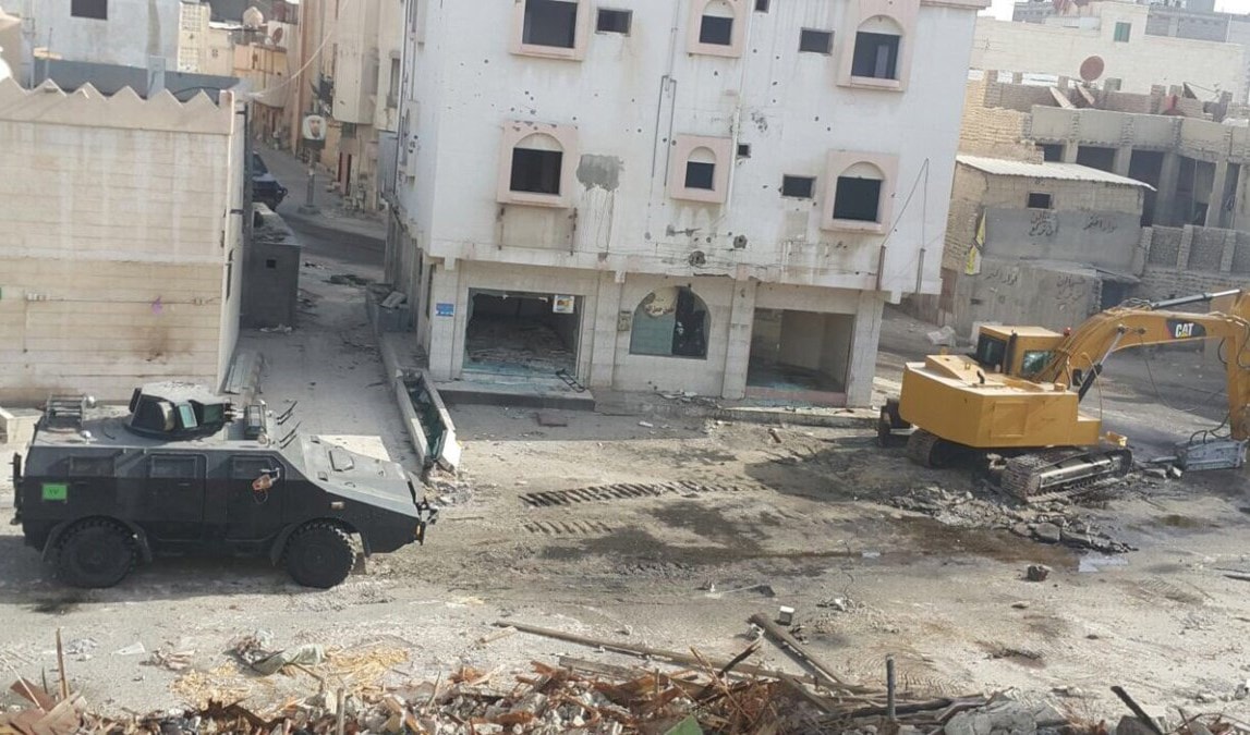 الجرّافات تهدم منازل المواطنين في العوّامية بحجّة أنها مخالفة للقانون الجرّافات تهدم منازل المواطنين في العوّامية بحجّة أنها مخالفة للقانون