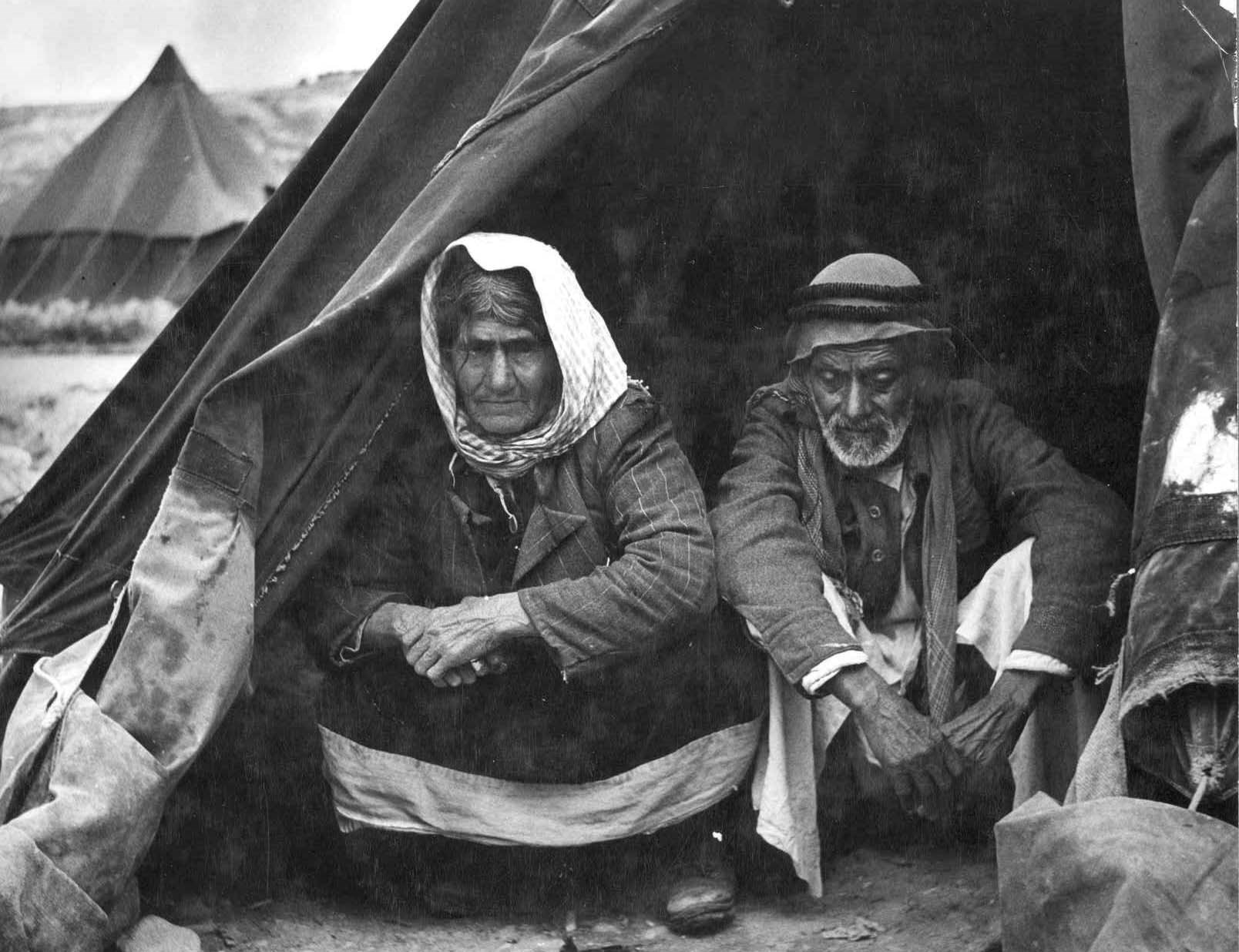 عجوزان فلسطينيان في أحد مخيمات اللاجئين الفلسطينيين بعد النكبة عجوزان فلسطينيان في أحد مخيمات اللاجئين الفلسطينيين بعد النكبة