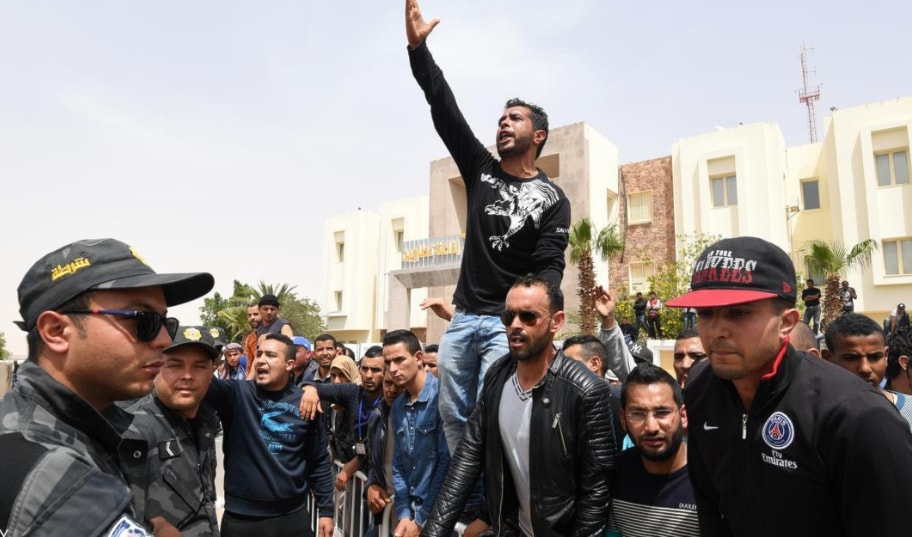 يأتي وقت تمرير قانون في ظل تحركات احتجاجية كبرى لم تشهدها البلاد منذ سنوات يأتي وقت تمرير قانون في ظل تحركات احتجاجية كبرى لم تشهدها البلاد منذ سنوات