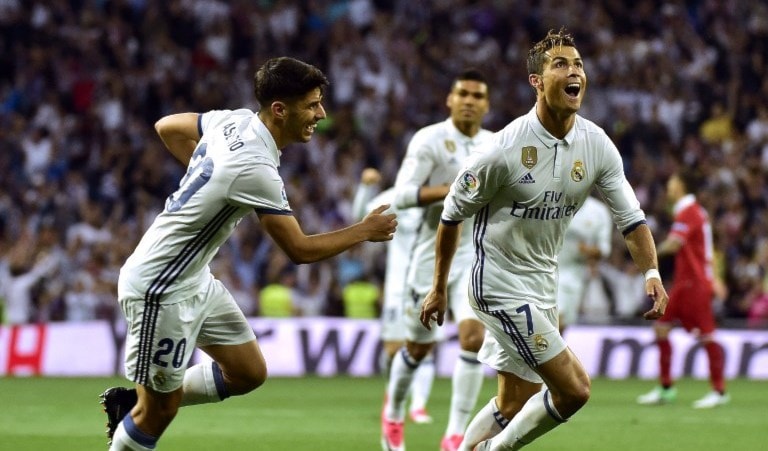 الفوز يقرّب الريال من لقب الدوري (أ ف ب) الفوز يقرّب الريال من لقب الدوري (أ ف ب)