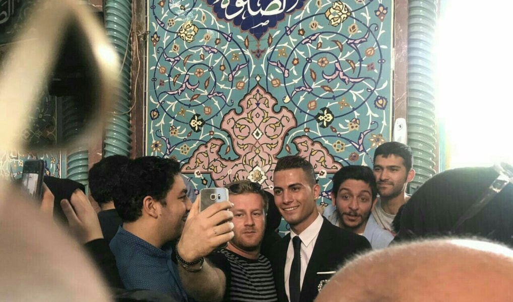 مشاركون في التصويت يلتقطون الصور التذكارية مع شبيه رونالدو مشاركون في التصويت يلتقطون الصور التذكارية مع شبيه رونالدو