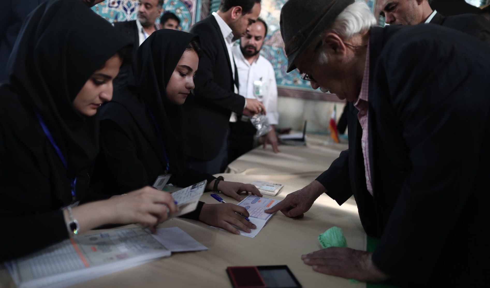 القوى الأصولية ماتزال تشكل رقماً هاماً وصعباً وماتزال تهيمن على العديد من المواقع الهامة للنظام القوى الأصولية ماتزال تشكل رقماً هاماً وصعباً وماتزال تهيمن على العديد من المواقع الهامة للنظام
