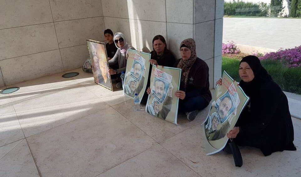 فدوى البرغوثي وعدد من أمهات الأسرى داخل ضريح الرئيس الفلسطيني الراحل ياسر عرفات فدوى البرغوثي وعدد من أمهات الأسرى داخل ضريح الرئيس الفلسطيني الراحل ياسر عرفات