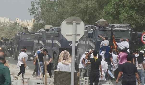 الأهالي يتصدّون لقوات الشرطة البحرينية في الدرّاز الأهالي يتصدّون لقوات الشرطة البحرينية في الدرّاز