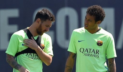 نيمار وميسي في تدريبات برشلونة (أ ف ب) نيمار وميسي في تدريبات برشلونة (أ ف ب)
