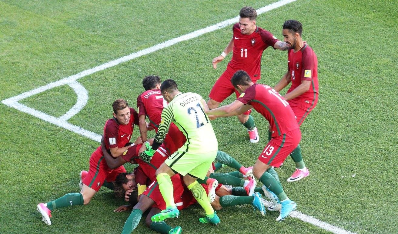فرحة المنتخب البرتغالي بهدف سيلفا (صفحة البطولة في فايسبوك) فرحة المنتخب البرتغالي بهدف سيلفا (صفحة البطولة في فايسبوك)
