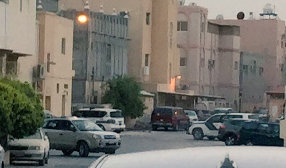 بعد خمسة أيام لاتزال مركبات القوات البحرينية تجوب شوارع الدراز بعد خمسة أيام لاتزال مركبات القوات البحرينية تجوب شوارع الدراز
