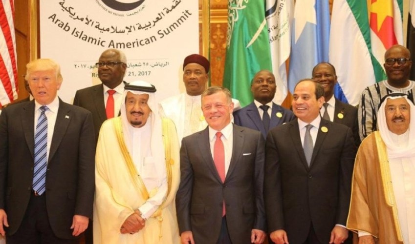 البيان الختامي للقمة الأميركية الإسلامية لم يطّلع عليه أحد من الحكام الحاضرين إلا من خلال الإعلام البيان الختامي للقمة الأميركية الإسلامية لم يطّلع عليه أحد من الحكام الحاضرين إلا من خلال الإعلام