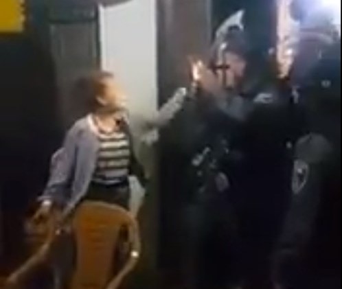 التميمي هددت الجندي الإسرائيلي بكسر هاتفه إن لم يتوقف عن تصويرها التميمي هددت الجندي الإسرائيلي بكسر هاتفه إن لم يتوقف عن تصويرها