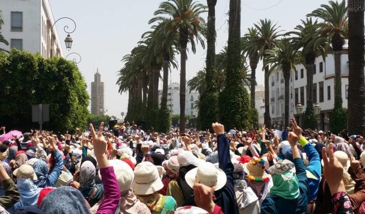انطلقت التظاهرة من ساحة باب الأحد واتجهت نحو محطة قطار الرباط انطلقت التظاهرة من ساحة باب الأحد واتجهت نحو محطة قطار الرباط
