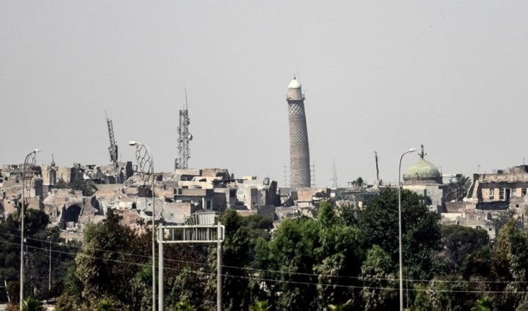 فلول داعش نسفوا المنارة الحدباء في الموصل القديمة (أ ف ب) فلول داعش نسفوا المنارة الحدباء في الموصل القديمة (أ ف ب)